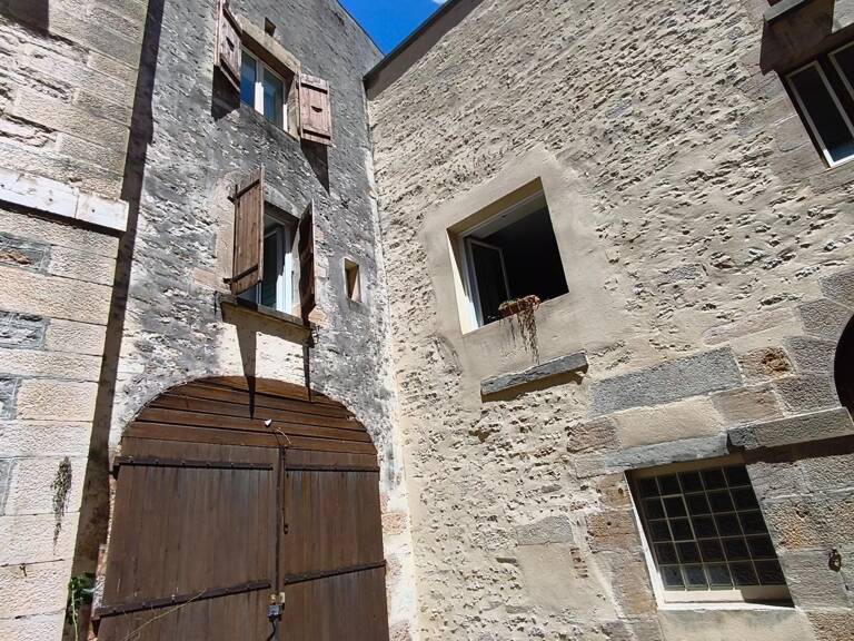 Immeuble d'une surface habitable de 196 m2 en plein coeur de Saint-Amour — photo 1