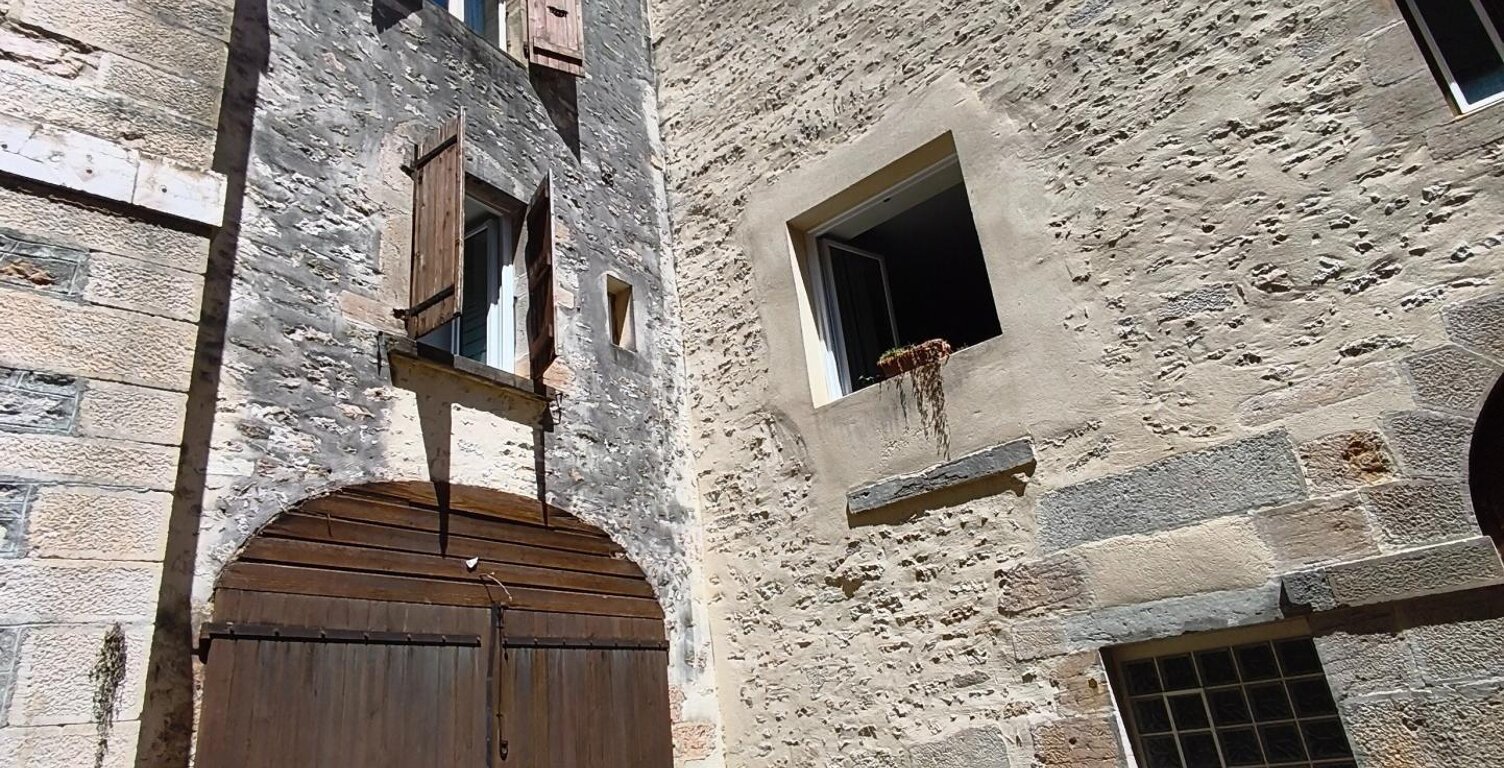 Immeuble d'une surface habitable de 196 m2 en plein coeur de Saint-Amour — photo 1