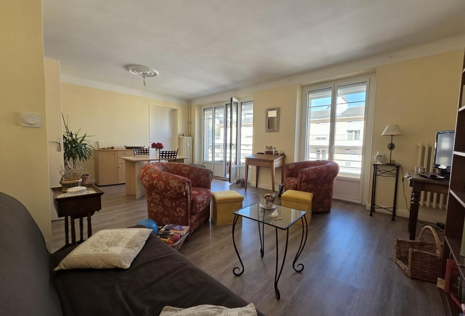 Bel appartement lumineux au calme avec balcon, jardin, caves et garage à proximité des commodités — photo 1