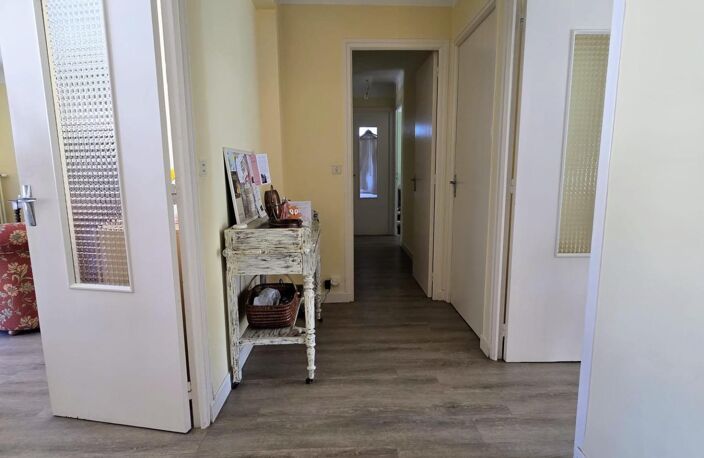 Bel appartement lumineux au calme avec balcon, jardin, caves et garage à proximité des commodités — photo 4