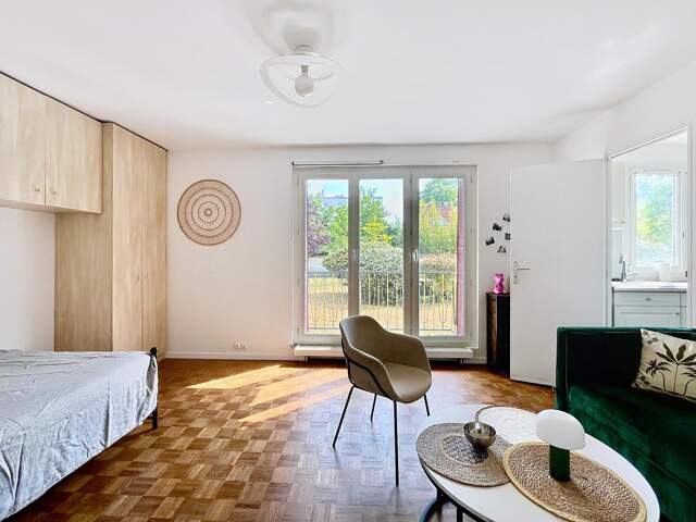 Studio sans vis-à-vis, proche RER et commerces — photo du bien
