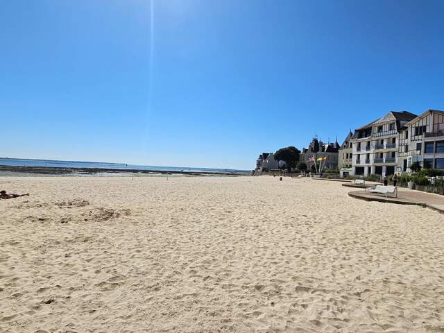 Moins de 50 mètres de la plage, proche commerces — photo du bien