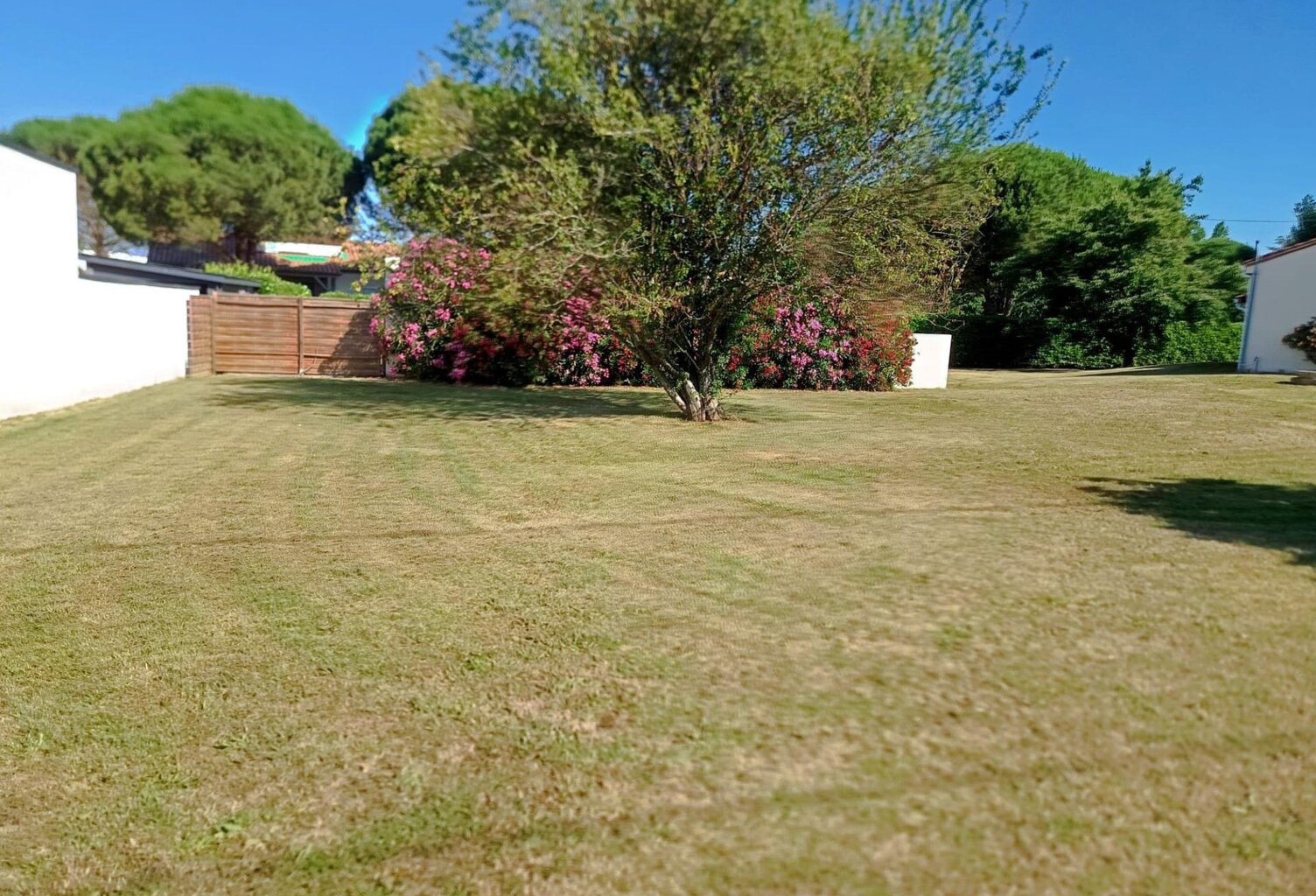 TERRAIN Â BATIR DE 840m2 AVEC PISCINE DE 50m2 — photo 1