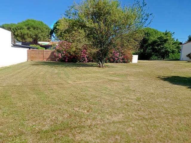 TERRAIN Â BATIR DE 840m2 AVEC PISCINE DE 50m2 — photo du bien
