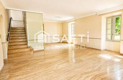 268 m² de caractère sur 885 m² de terrain ! Authentique maison en pierre offrant de beaux volumes, un grand garage, des dépendances et un fort potentiel d'aménagement. Idéale pour une grande famille, un projet de gîtes ou un investissement. Une opportunité rare à découvrir rapidement ! — photo du bien