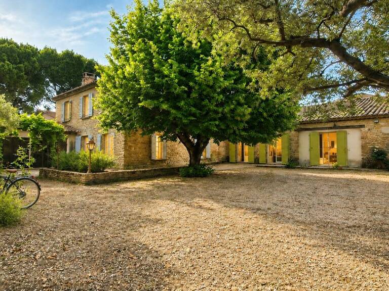 268 m² de caractère sur 885 m² de terrain ! Authentique maison en pierre offrant de beaux volumes, un grand garage, des dépendances et un fort potentiel d'aménagement. Idéale pour une grande famille, un projet de gîtes ou un investissement. Une opportunité rare à découvrir rapidement ! — photo 1