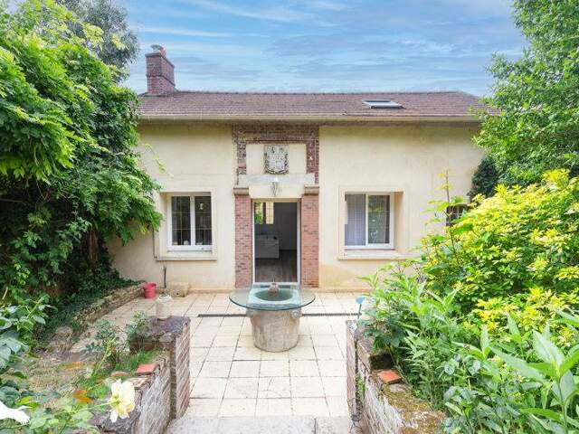 Maison en pierre de 9 pièces principales — photo du bien
