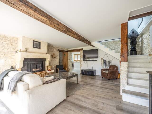 Maison en pierre de 8 pièces principales — photo du bien