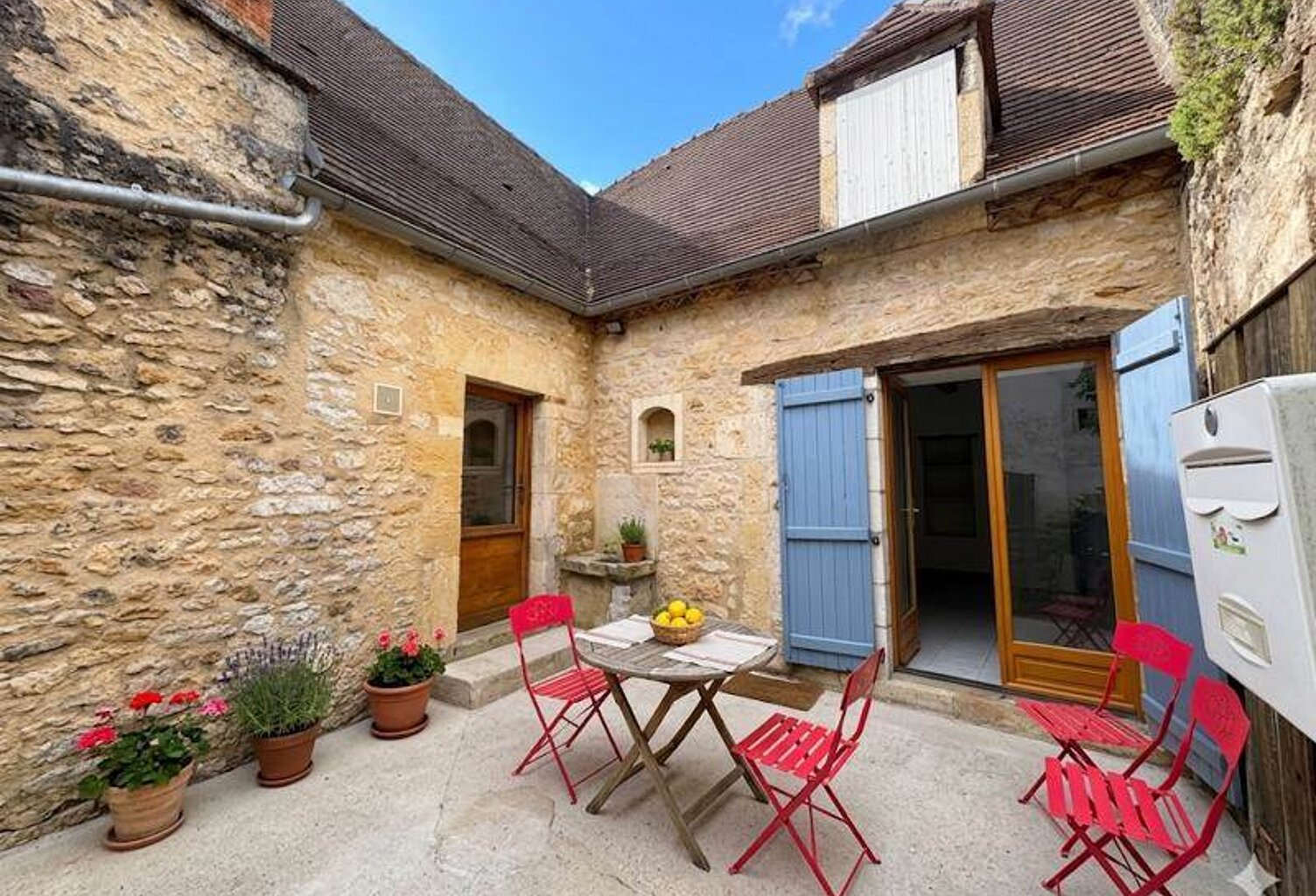 Maison en pierre de 3 pièces principales — photo 1