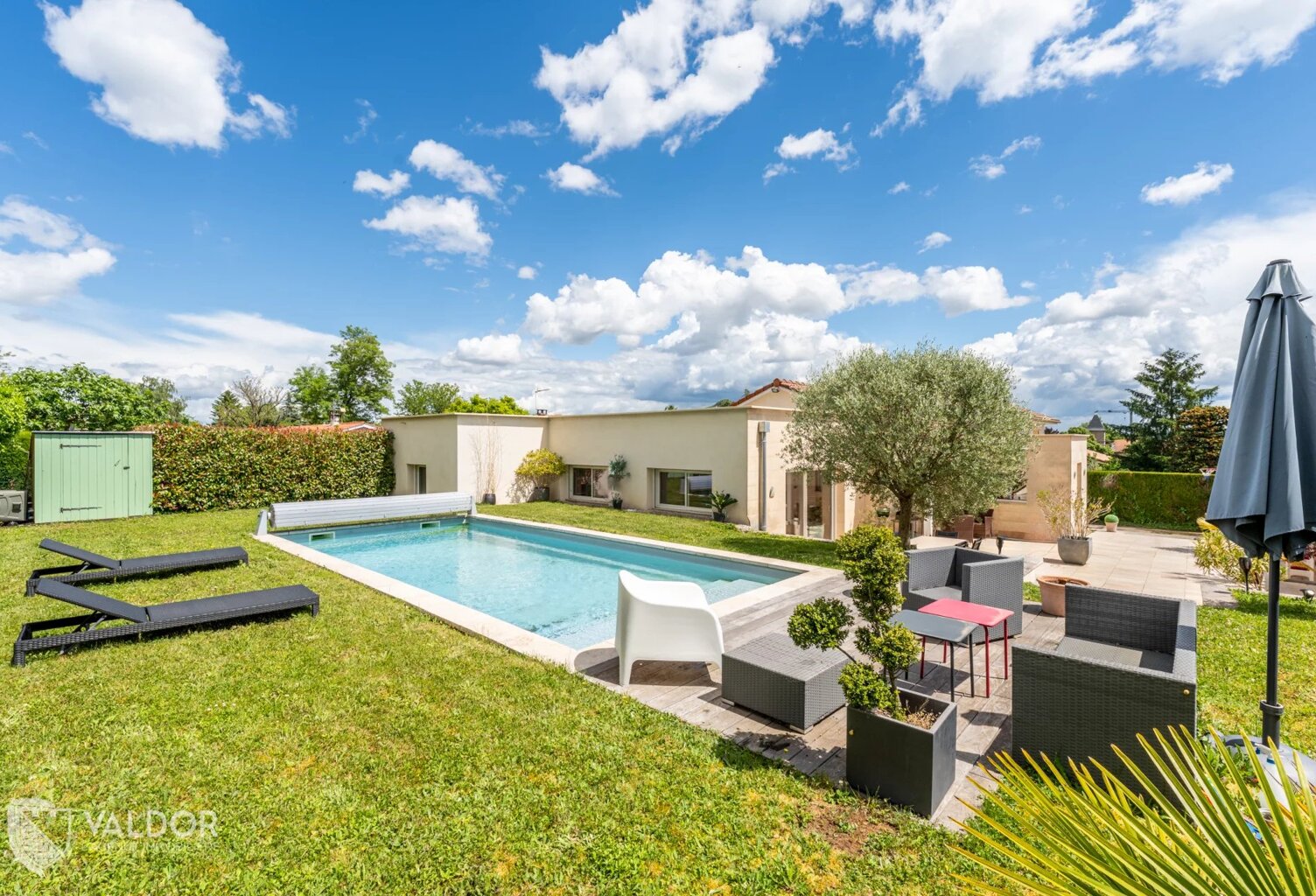 Maison contemporaine de plain-pied avec piscine — photo 1