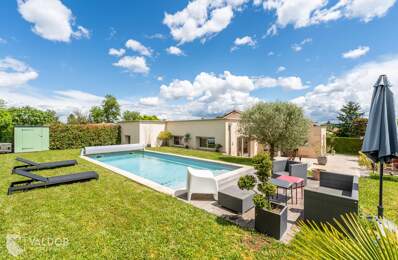 Maison contemporaine de plain-pied avec piscine — photo du bien
