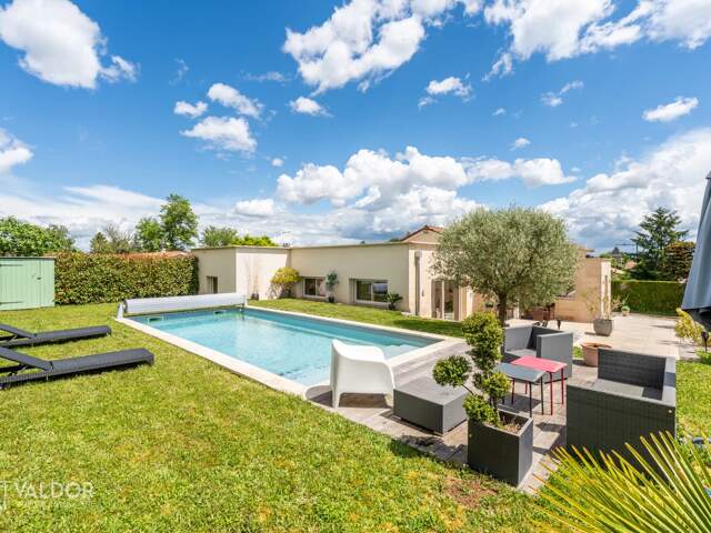 Maison contemporaine de plain-pied avec piscine — photo du bien