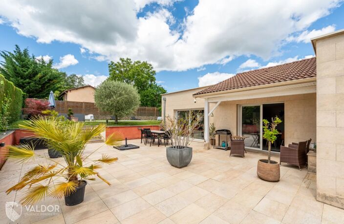 Maison contemporaine de plain-pied avec piscine — photo 2