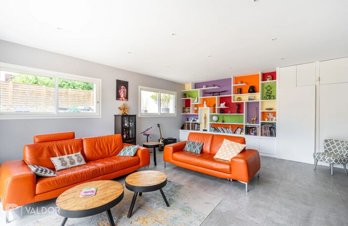 Maison contemporaine de plain-pied avec piscine — photo 3