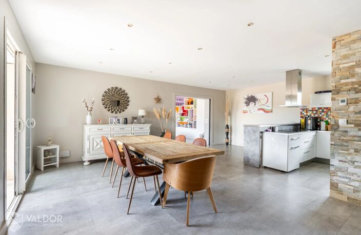 Maison contemporaine de plain-pied avec piscine — photo 4