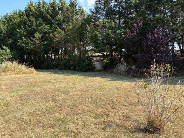 LAVAU (85) AU CALME ABSOLU CADRE CAMPAGNE SUPERBE TERRAIN A BATIR 500M² HORS LOTISSEMENT A VIABILISER — photo du bien