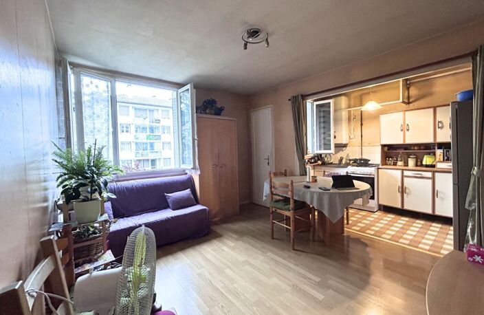 Appartement à vendre 2 pièces LYON 8EME ARRONDISSEMENT (69) - BALCON - PARKING - CAVE - PROCHE DES COMMODITES — photo 2