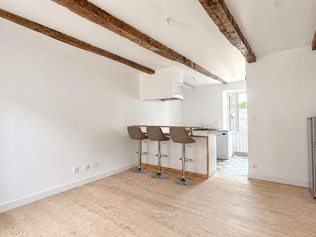 Maison de caractère rénovée avec garage et combles aménageables — photo du bien