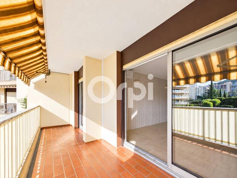CANNES MARINA - TRAVERSANT - EXPOSITION SUD - PARKING + CAVE - BON ÉTAT - RÉSIDENCE DE STANDING AVEC PISCINE - PROCHE DE TOUTES LES COMMODITÉS — photo 1