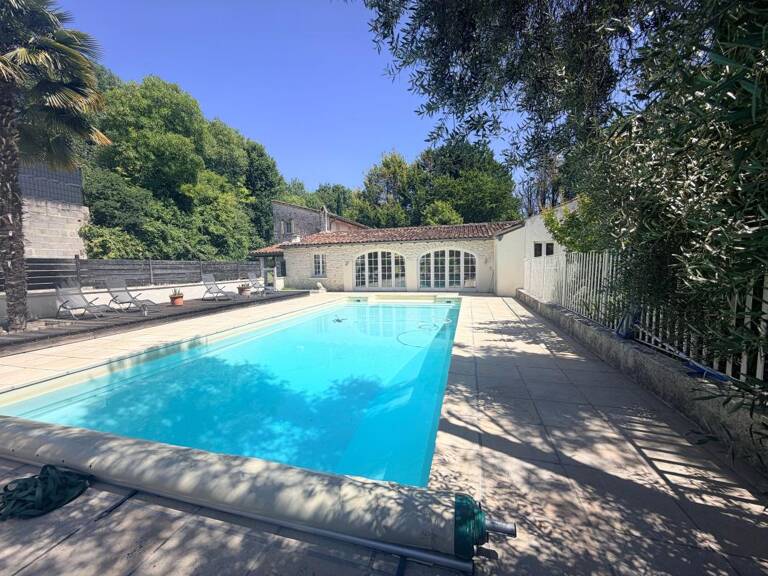 maison de charme exceptionnelle en moellons, nichée au cœur d’un magnifique parc arboré — photo 1