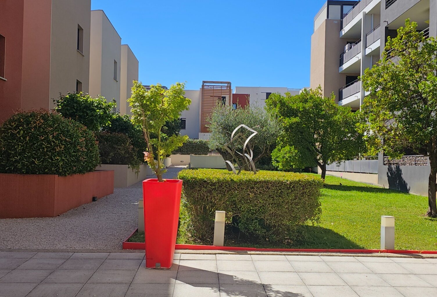 SAINT JEAN DE VEDAS (34) F3 avec grande terrasse et parking en sous-sol — photo 1