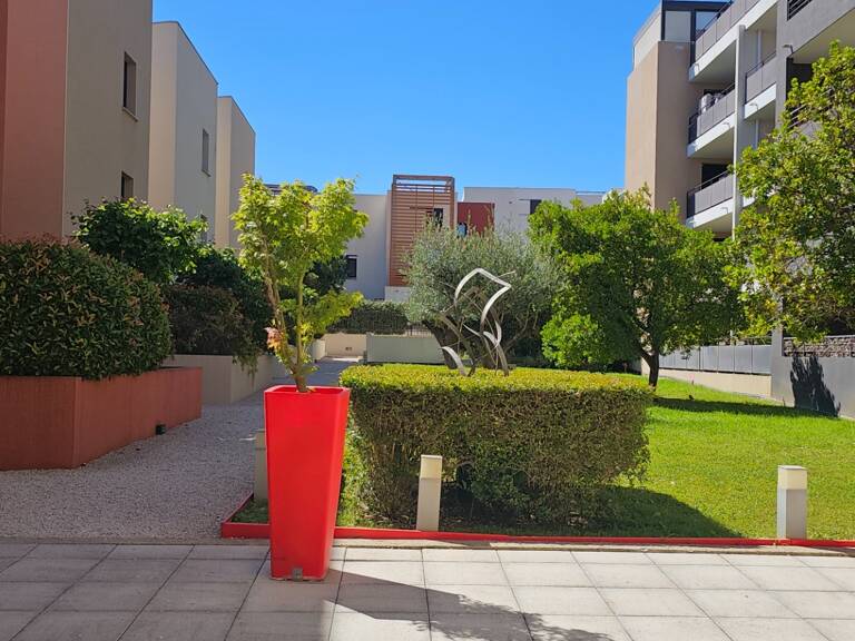 SAINT JEAN DE VEDAS (34) F3 avec grande terrasse et parking en sous-sol — photo 1