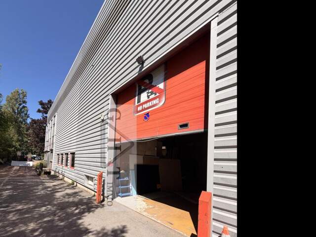 A VENDRE CHILLY-MAZARIN UN ENTREPOT ET DES BUREAUX — photo du bien
