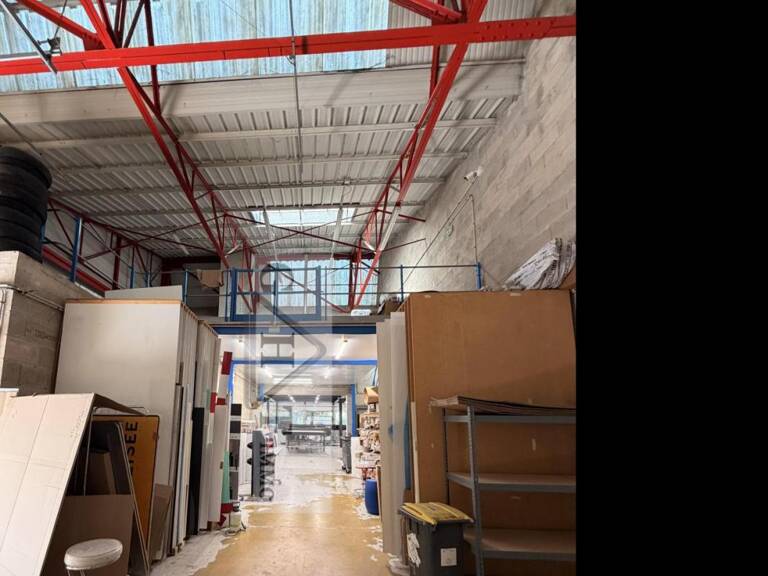 A VENDRE CHILLY-MAZARIN UN ENTREPOT ET DES BUREAUX — photo 1