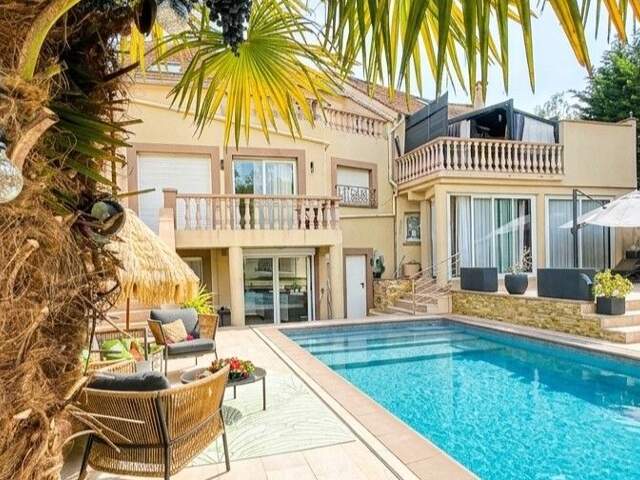 Grande villa avec maison d'amis — photo du bien