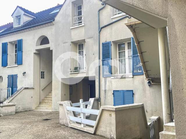 Appartement studio avec terrasse privative et parking  À Vendre — photo du bien