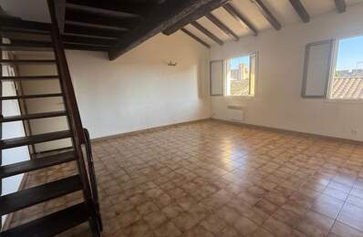 Appartement duplex 3 pièces avec terrasse à vendre dans les remparts d’Aigues-Mortes . Centre historique . Parking à proximité — photo du bien