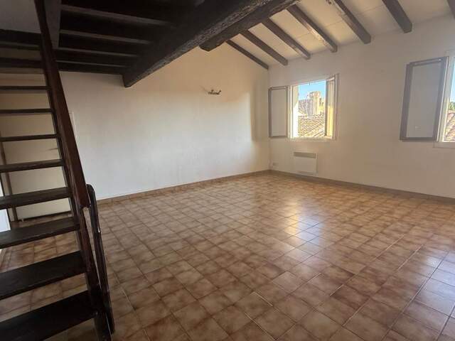 Appartement duplex 3 pièces avec terrasse à vendre dans les remparts d’Aigues-Mortes . Centre historique . Parking à proximité — photo du bien