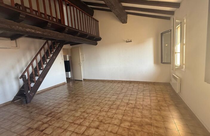 Appartement duplex 3 pièces avec terrasse à vendre dans les remparts d’Aigues-Mortes . Centre historique . Parking à proximité — photo 2