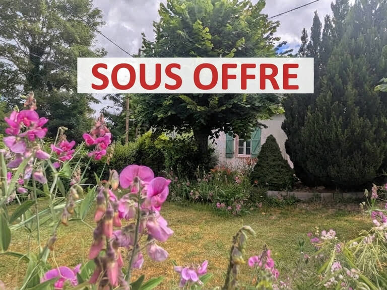 Sur Montaigu le blin, longère et dépendances — photo 1