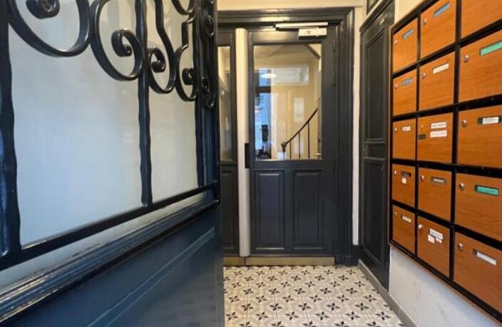 MONTMARTRE  - ABBESSES - STUDETTE AU CALME SUR COUR - ADRESSE RARE — photo 2