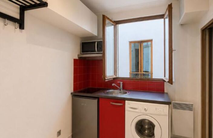 MONTMARTRE  - ABBESSES - STUDETTE AU CALME SUR COUR - ADRESSE RARE — photo 5