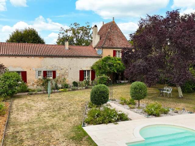 Maison lumineuse avec 4 chambres et piscine — photo du bien