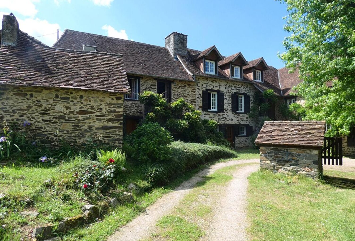 Propriété Payzac  440 m2 / 9 chambres /terrain 3 hectares / bord de rivière — photo 1