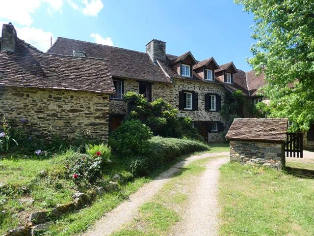 Propriété Payzac  440 m2 / 9 chambres /terrain 3 hectares / bord de rivière — photo du bien