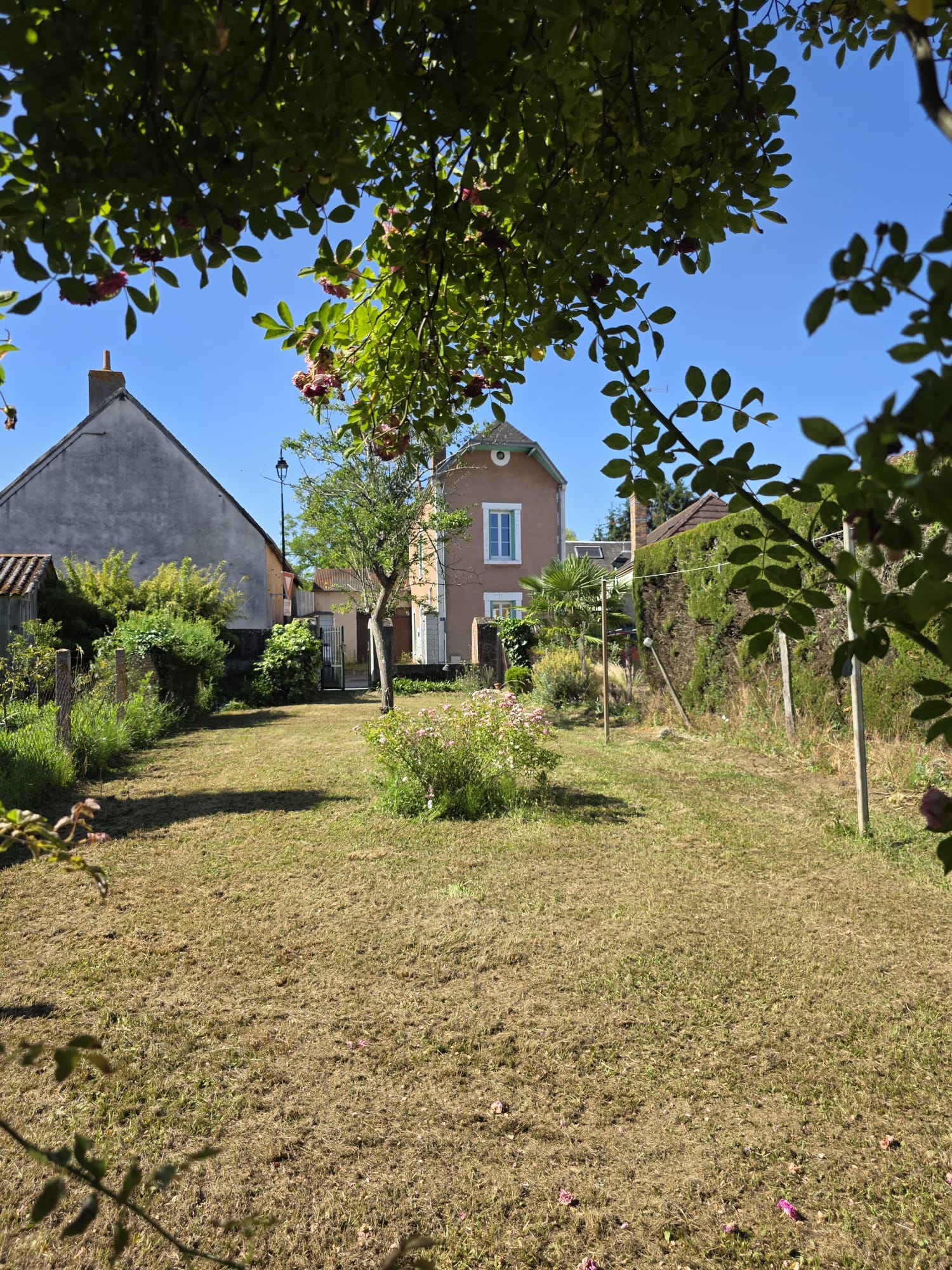 Maison de village singulière de 82m2, 2/3 chbs, garage et jardin