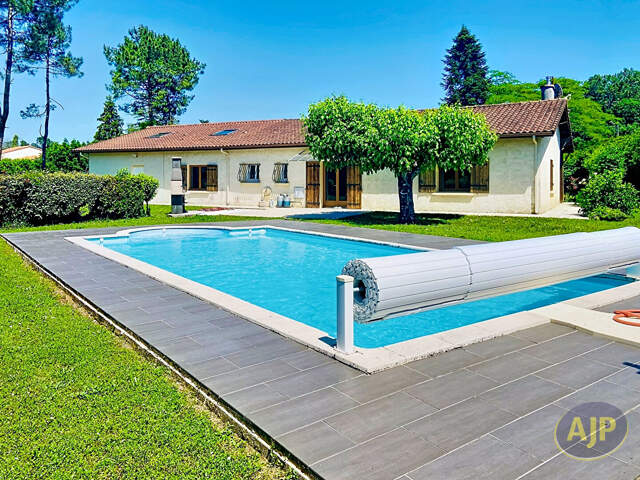 Lesparre - Maison de plain-pied avec piscine sur 4100m2 de terrain ! — photo du bien