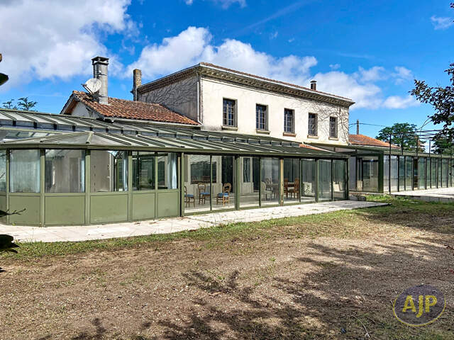 Ensemble immobilier de caractère au coeur d'un port de pêche typique du Médoc! — photo du bien