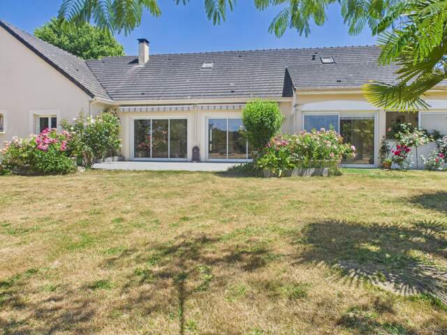 Maison plain pied avec parc arboré en lisière de forêt — photo du bien