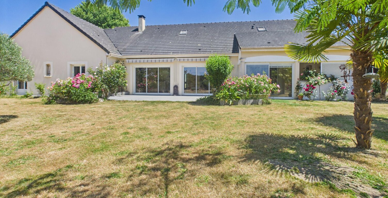 Maison plain pied avec parc arboré en lisière de forêt — photo 1