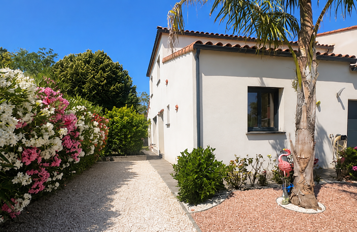 ACHAT - SAINT CYPRIEN - VILLA CONTEMPORAINE AVEC PISCINE — photo 2