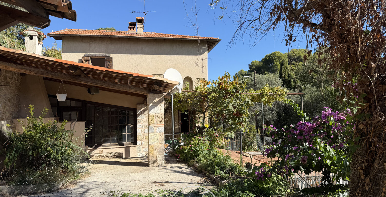 A VENDRE - CARROS VILLAGE : Maison ancienne de type 3 pièces — photo 1