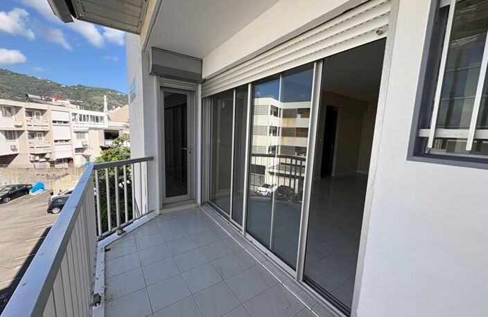 T2 - 45 m2 - Hyper centre SAINT DENIS — photo 3