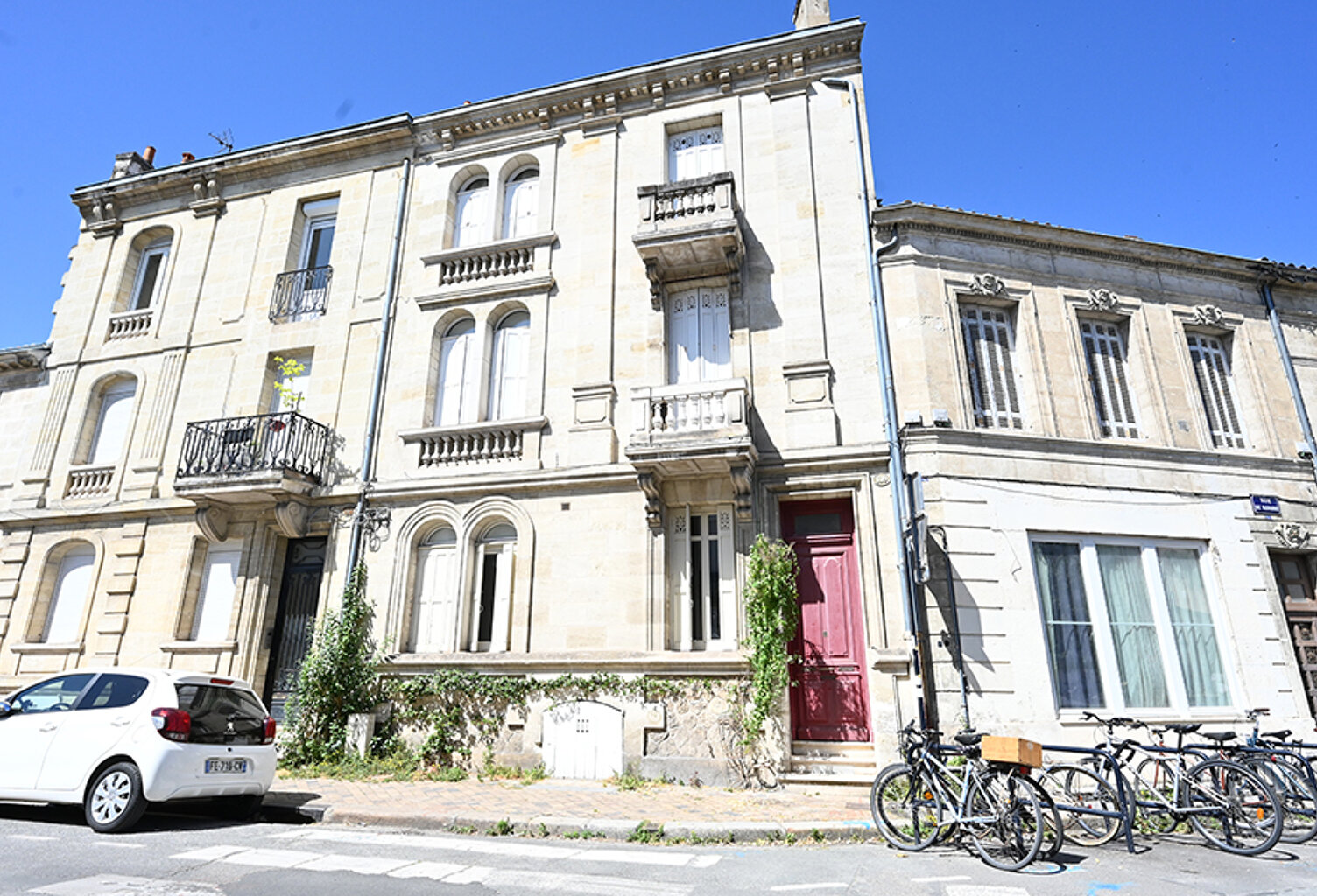 Au coeur de Bordeaux, derrière la façade élégante d'un immeuble de caractère — photo 1