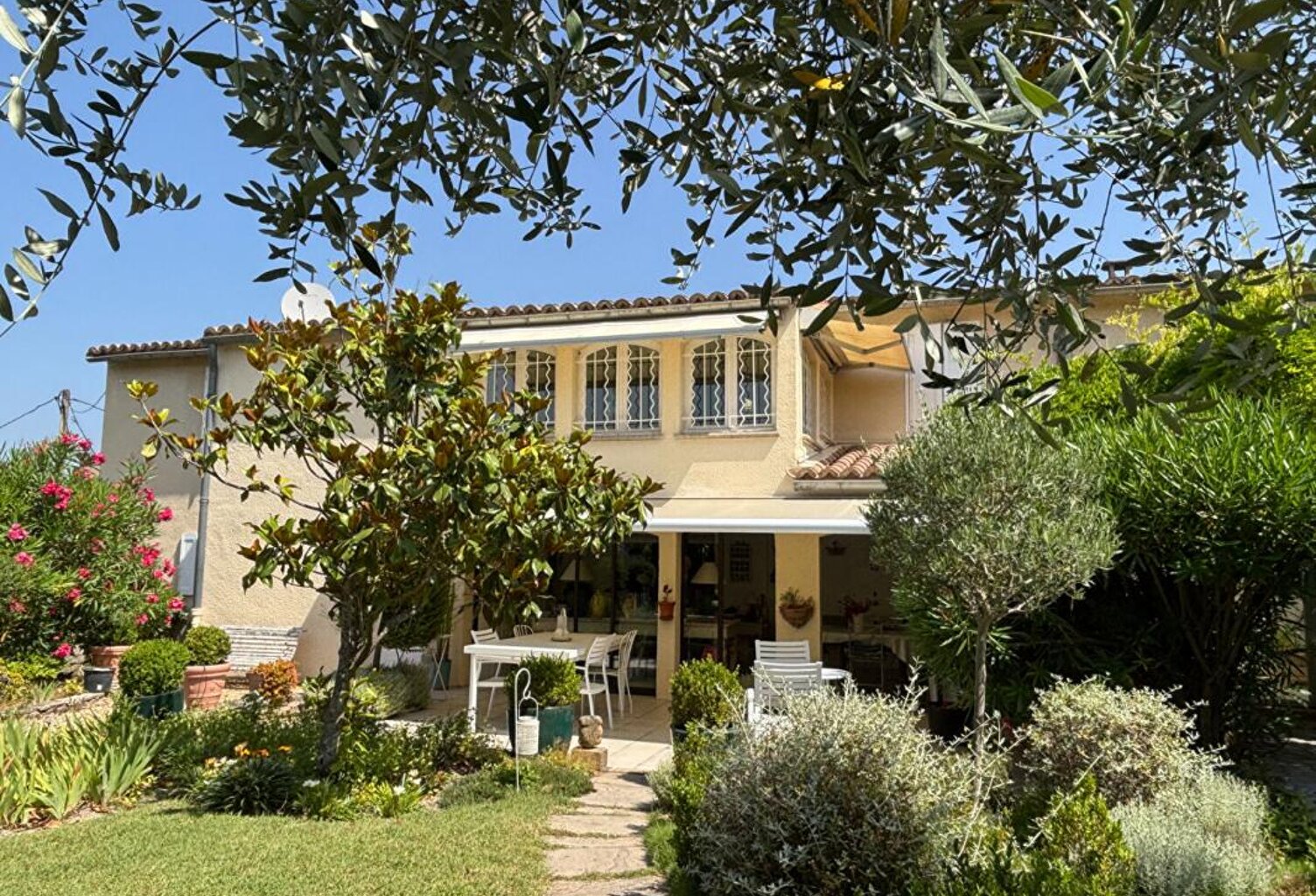 À Uzès, une maison au charme singulier dans un écrin de nature — photo 1
