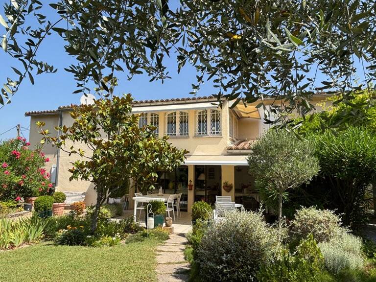 À Uzès, une maison au charme singulier dans un écrin de nature — photo 1
